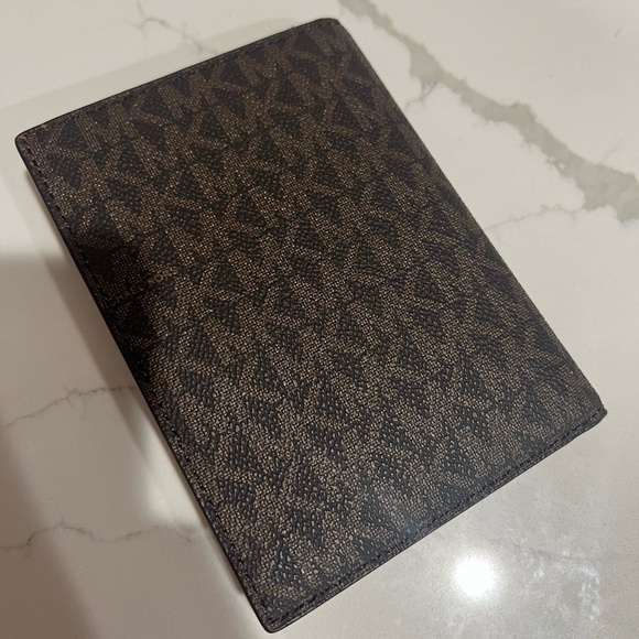 Michael Kors Passport Wallet - Picture 4 of 4